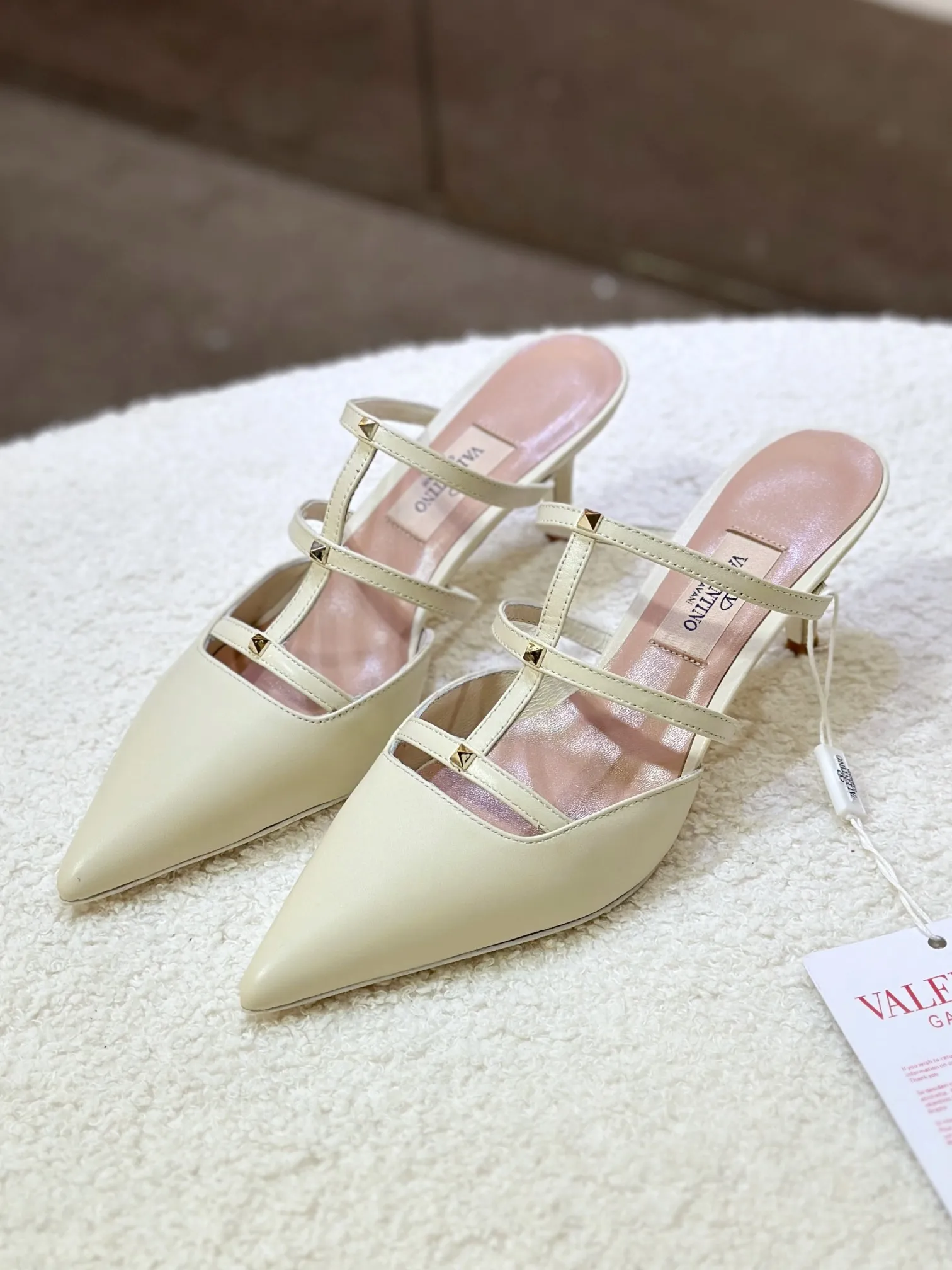👟👟Ex-factory price 540👟👟 🛒 VALENTINO 2024 latest ROCKSTUD rivet decorated three-strap back hollow sandals🔥🔥🔥 🕳️🕳️🕳️ ●━━━━━━─────────✔Exclusive original 1-1 development, no product without original version (made entirely of genuine leather🉑️Shop around) 〰 ɪɴѓᴏʀᴍᴀᴛɪᴏɴ 〰 Buckle: Pyramid rivet 0.5X0.5 hardware Material: calfskin + pyramid rivets Lining: full-grain sheepskin Outsole: Italian through-dyed cowhide Midsole: Italian original craft material Process: computer stitching, machine shaping Heel height: 6.0cm Color: black, off-white, apricot powder Ready stock code: 35 36 37 38 39 Ready stock Customized code: 34 40 41 No return or exchange